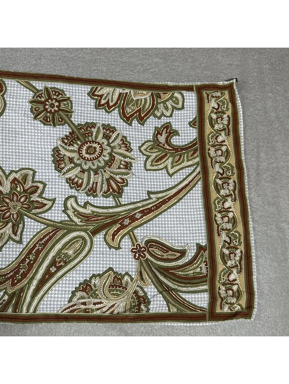 Vintage Elegant Floral Pattern Lightweight Scarf in Neutral Tones